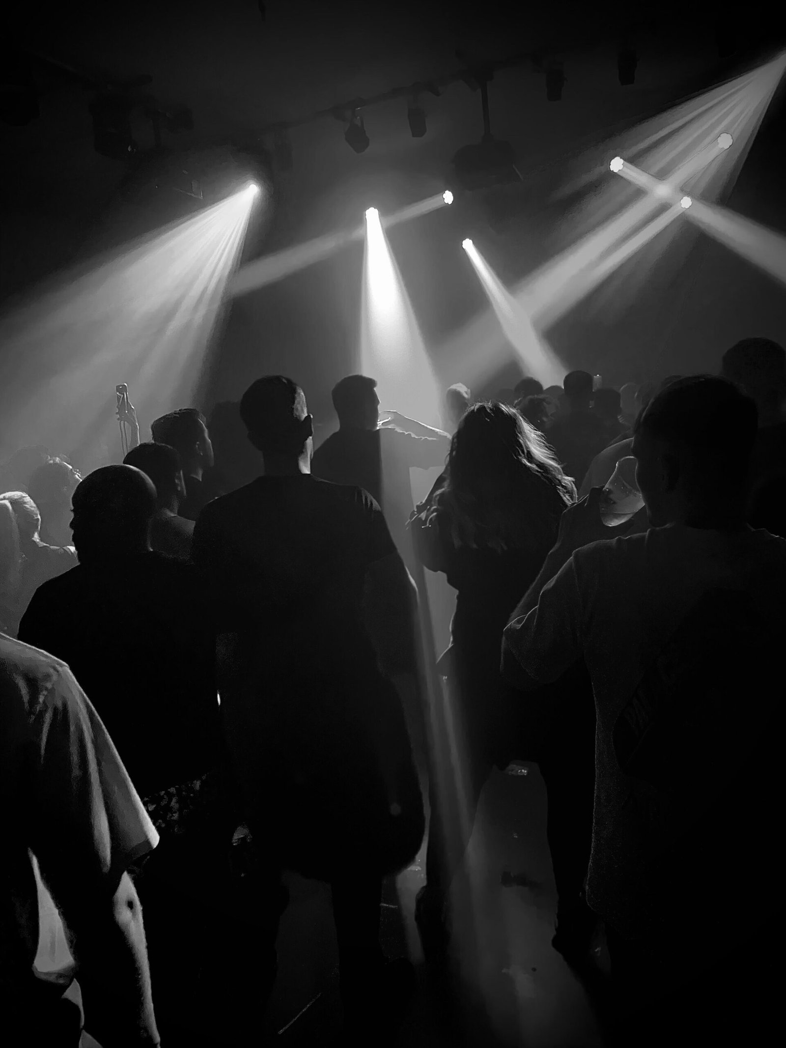 deep house vs tech house difference - crowd in a nightclub