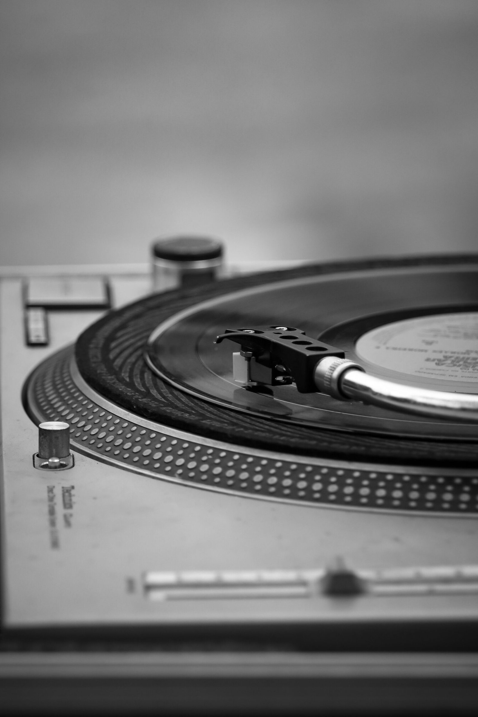 what is soulful house music - vintage turntable playing a vinyl record
